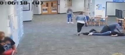 La maestra yace inconsciente el suelo, pero el estudiante la sigue pateando.