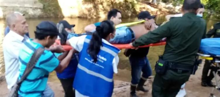Socorristas y policías auxilian a los tres indigenas arhuacos heridos.