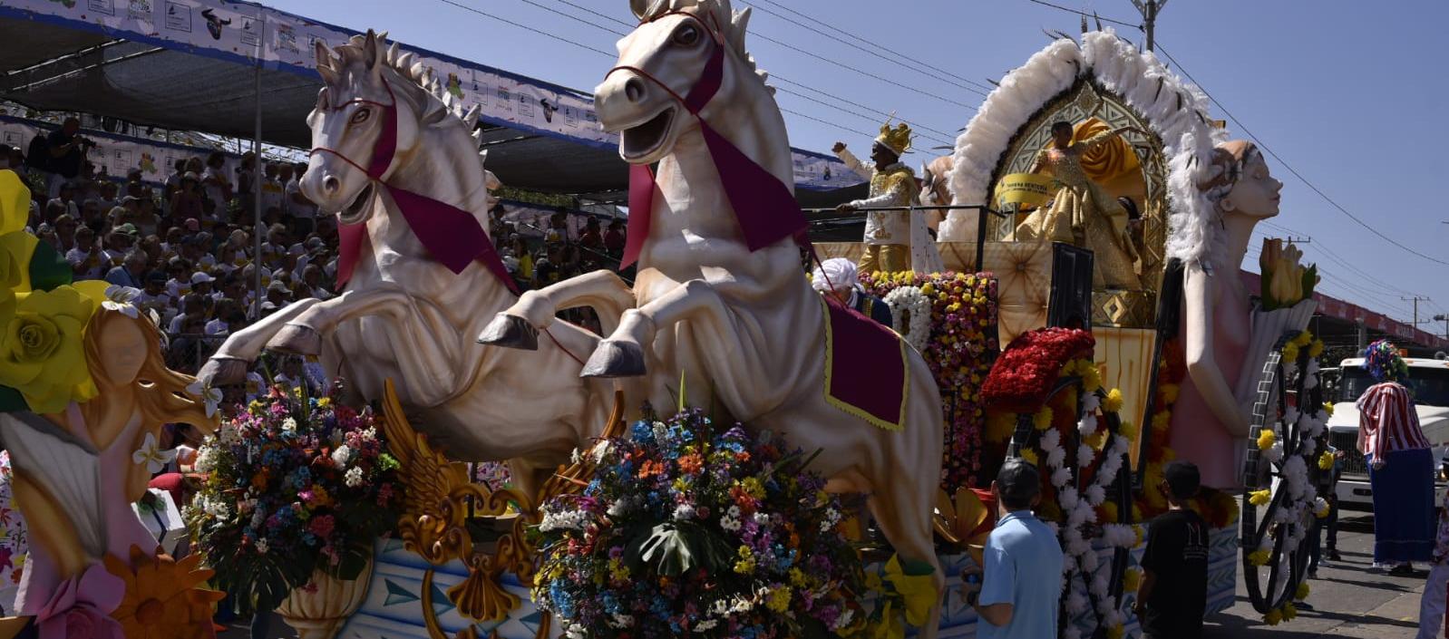 “Carruaje real", la carroza de Tahiana Rentería y Diego Chelia, una de las más vistosas por la decoración con flores y caballos.