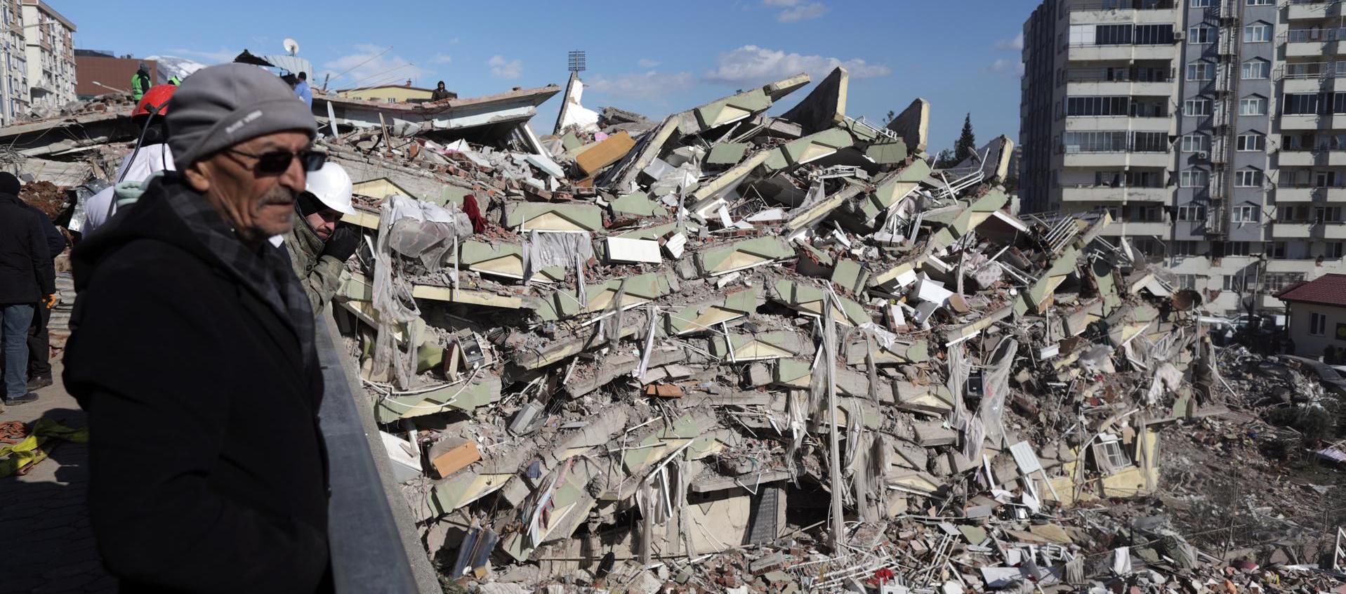 Una persona observa varios edificios colapsados, tras el fuerte terremoto de hace dos días, en Kahramanmara