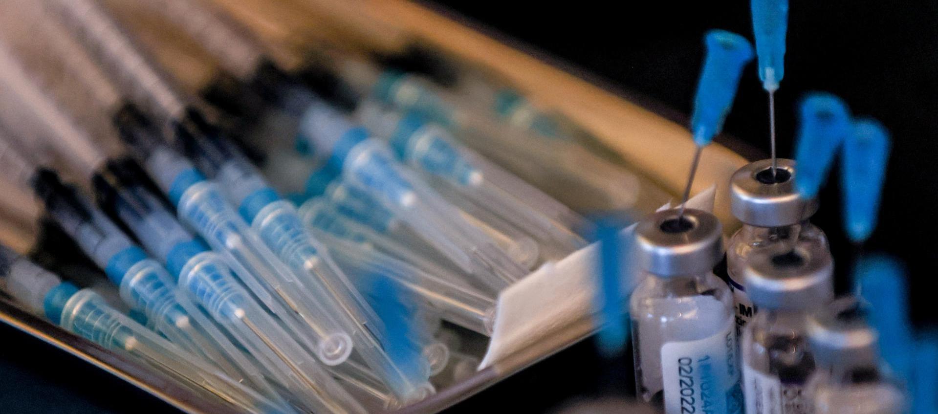 Las jeringas con la vacuna Moderna contra Covid-19 se exhiben durante una campaña de vacunación en Berlín el 4 de enero de 2021.