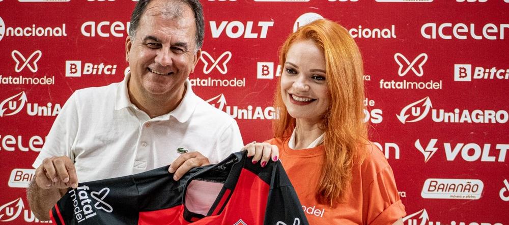 Fábio Mota, presidente del Vitoria, exhibe la camiseta del Vitória con el nuevo patrocinador.