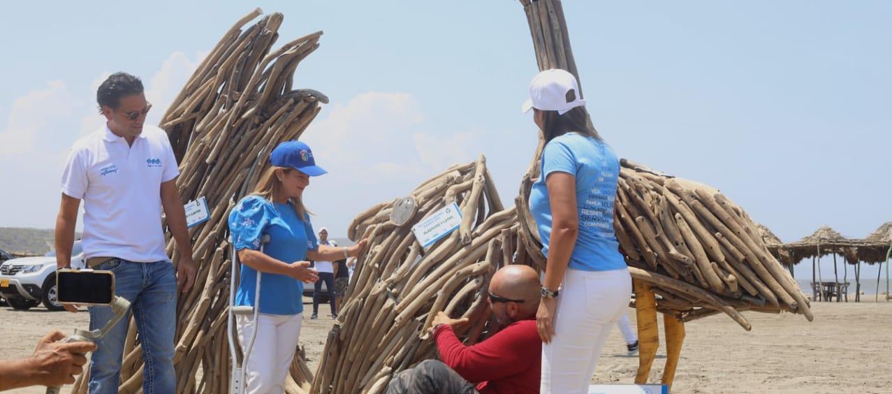Canecas elaboradas en madera náufraga decoraran las playas de Sabanilla y el Country.