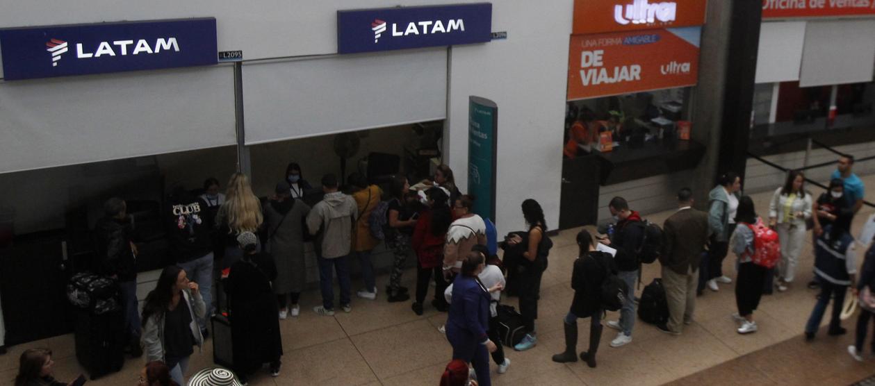 Personas hacen fila en el Aeropuerto Internacional José María Córdova en Rionegro.