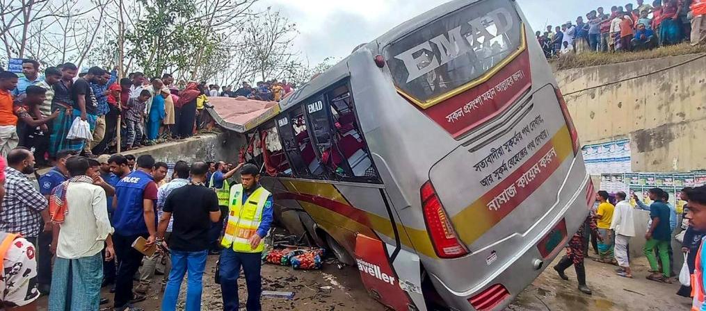 Autoridades rescataron el bus en el que iban 30 pasajeros en Bangladesh