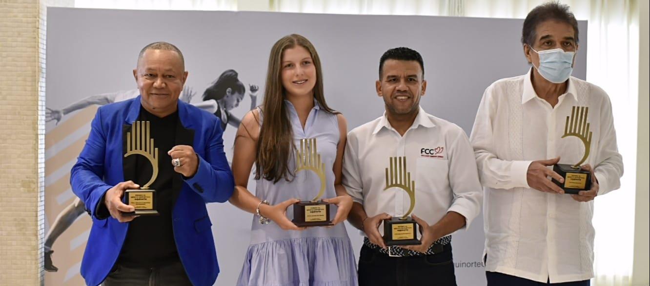 Sugar Baby Rojas, Daniela Páez, Carlos Pérez Castro y Mike Fajardo, premiados el año anterior. 