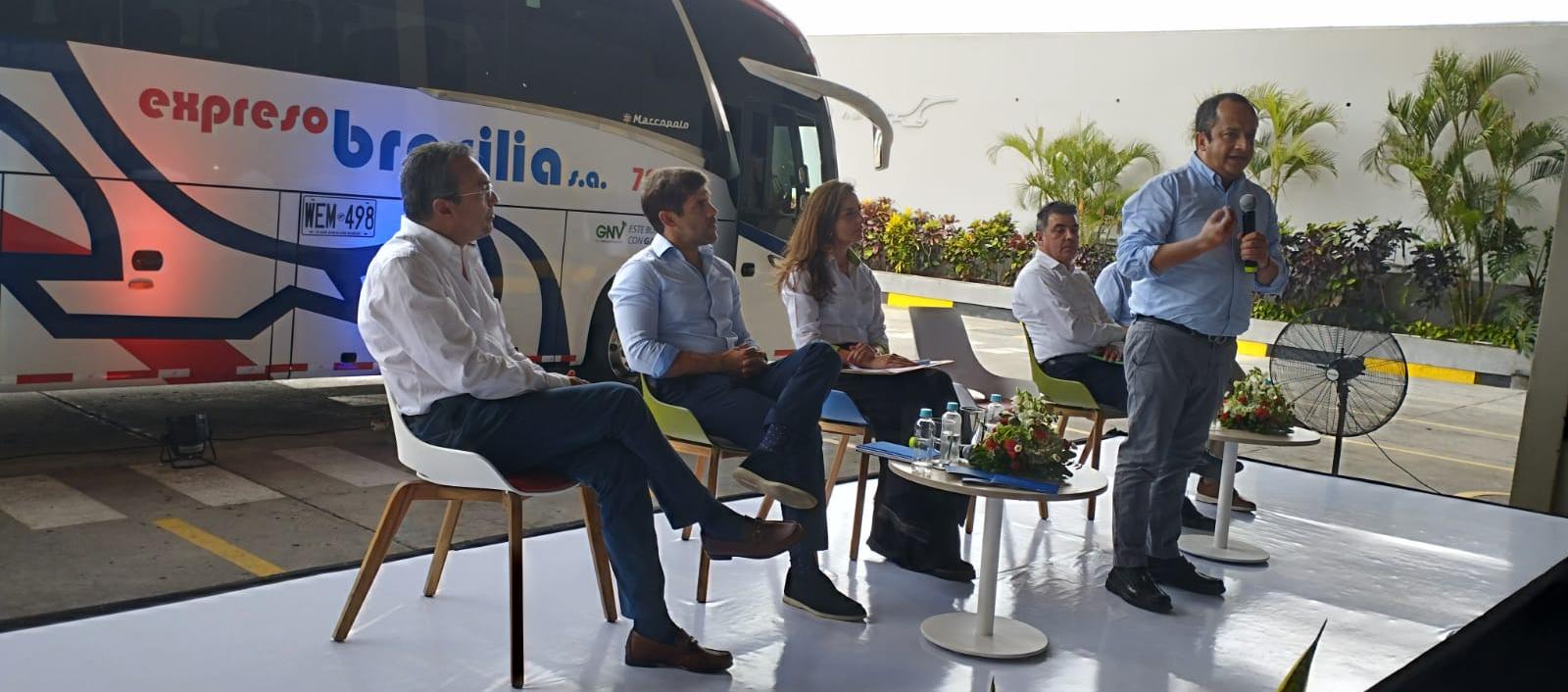 El viceministro de Transporte en la presentación de primer bus de transporte interdepartamental, 100 por ciento a gas