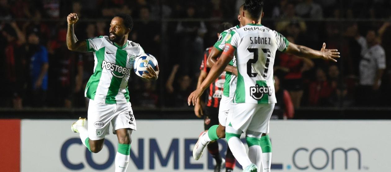Dorlan Pabón celebra tras marcar de penalti el gol del empate.