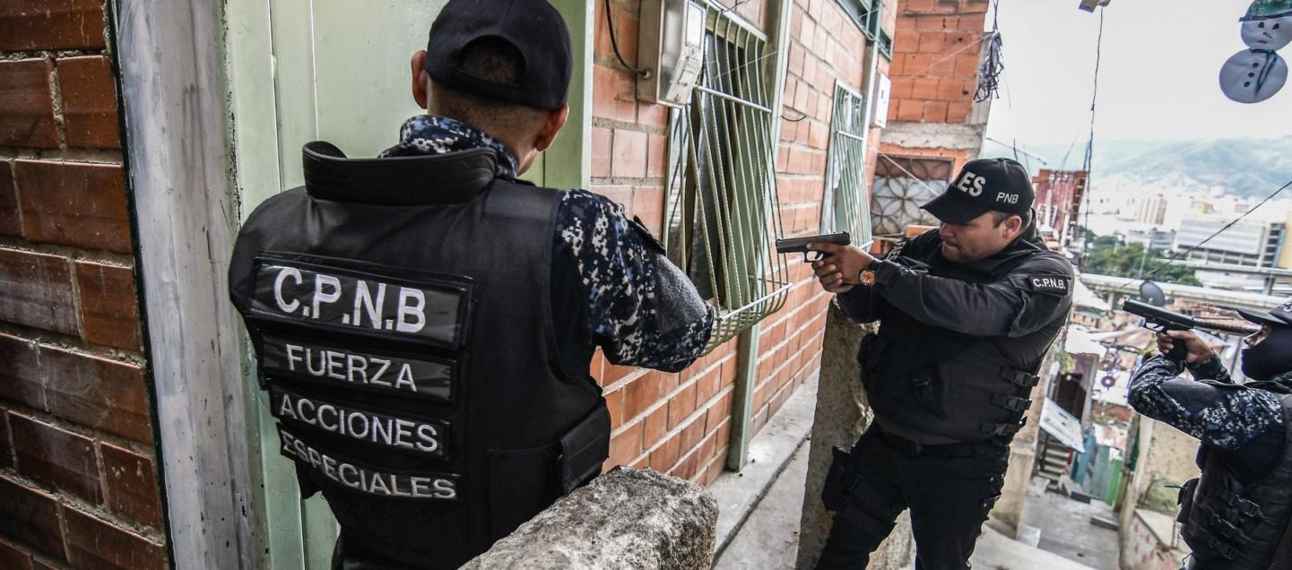La Policía Bolivariana de Venezuela ha sido cuestionada por  sistemáticas ejecuciones extrajudiciales de hombres jóvenes en situación de pobreza.