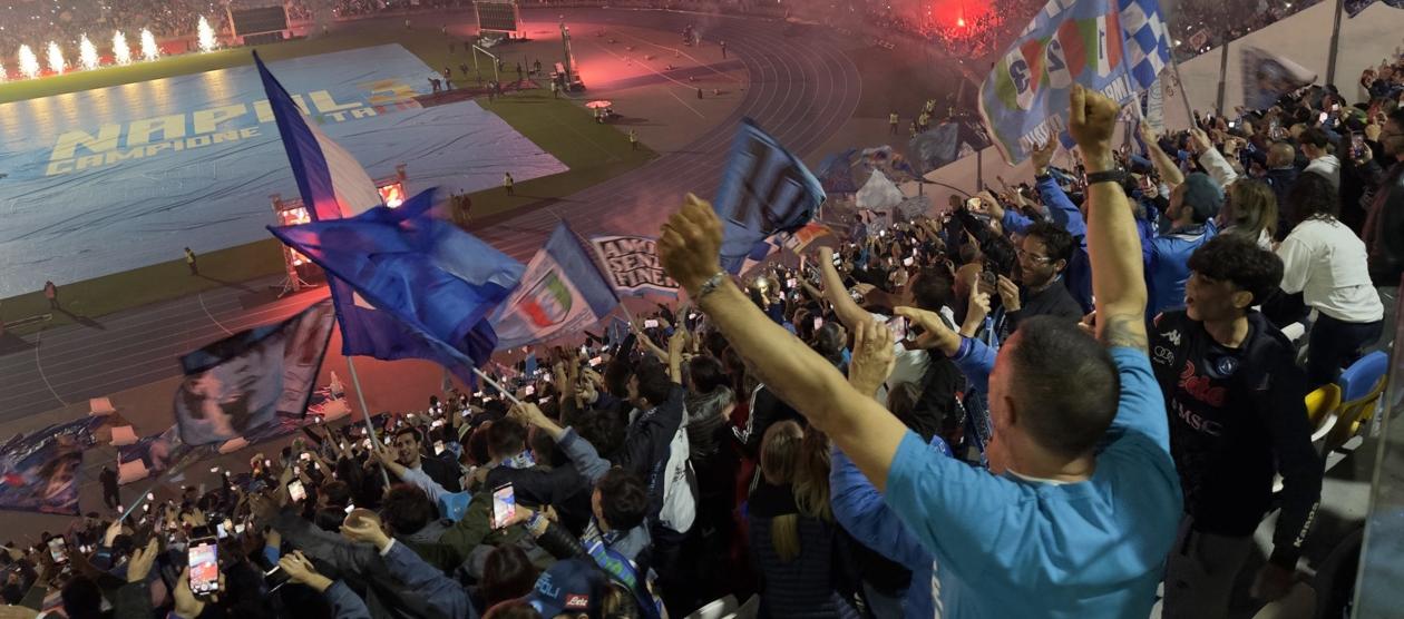Miles de aficionados del Nápoles vieron el partido contra Udinese en pantallas gigantes en el estadio Diego Maradona.