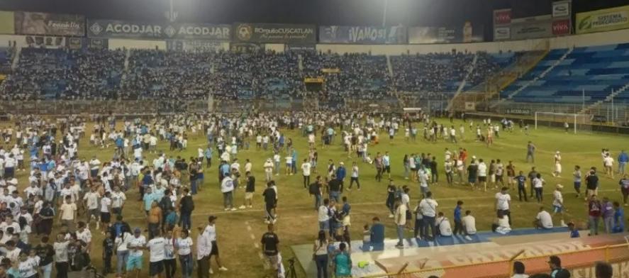 Panorámica del Estadio Cuscatlán minutos después de la estampida