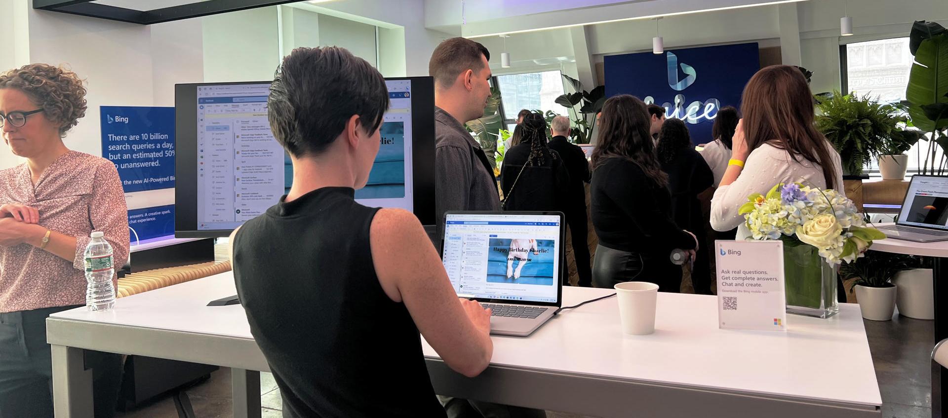Varias personas conocieron las nuevas herramientas de Inteligencia Artificial en una tienda de Microsoft, en Nueva York
