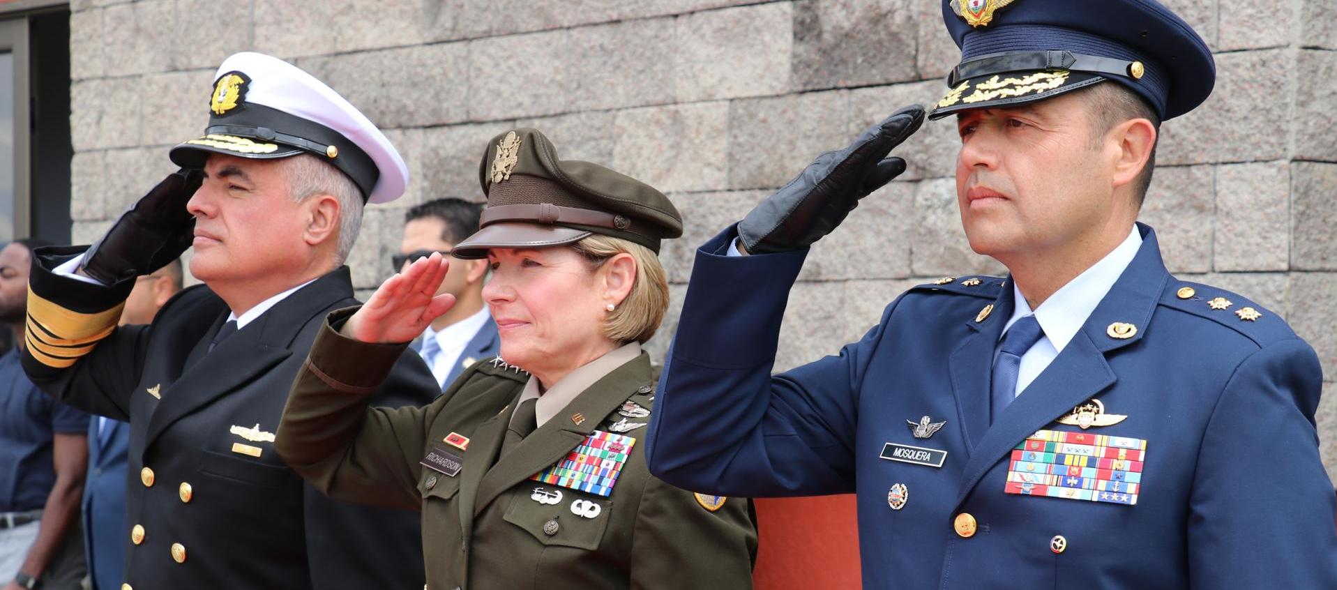 La jefa del Comando Sur de Estados Unidos, general Laura Richardson, junto al el comandante del CATAM, General Juan Francisco Mosquera, y el jefe de Estado Mayor conjunto de FF.MM., Almirante José Amézquita