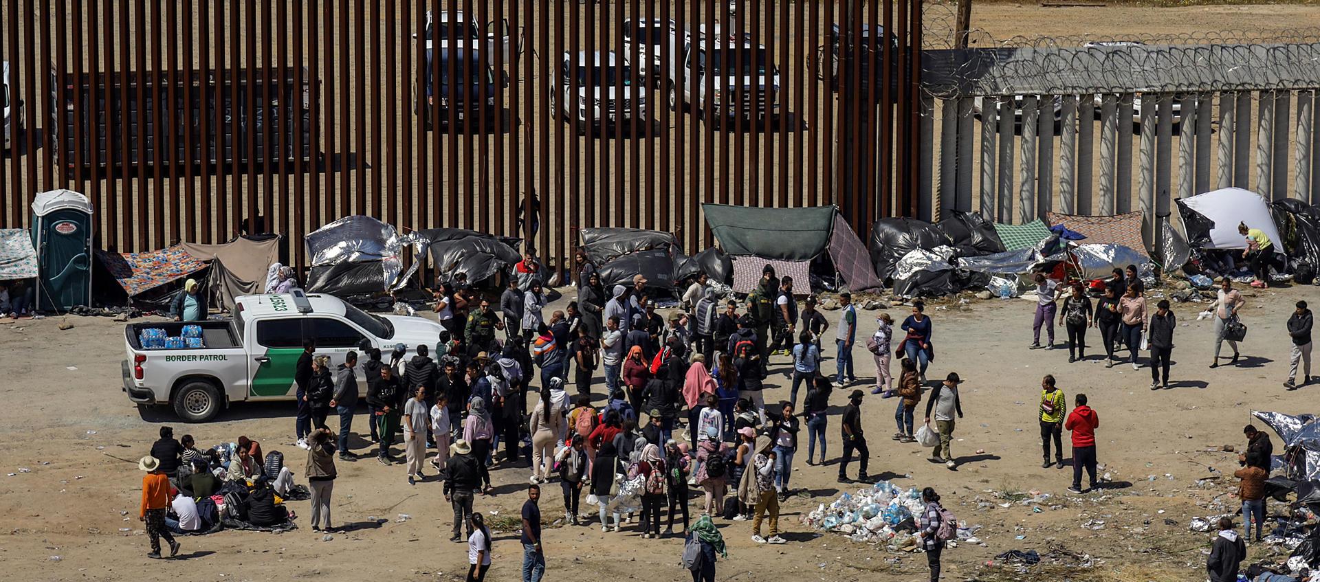Migrantes en un campamento junto al muro fronterizo este viernes en Tijuana, Baja California 