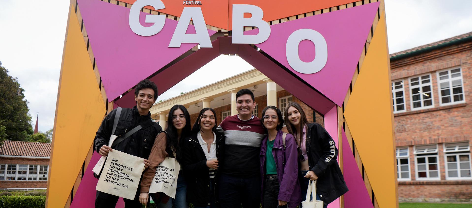Asistentes posan en el primer día del Festival Gabo en Bogotá 