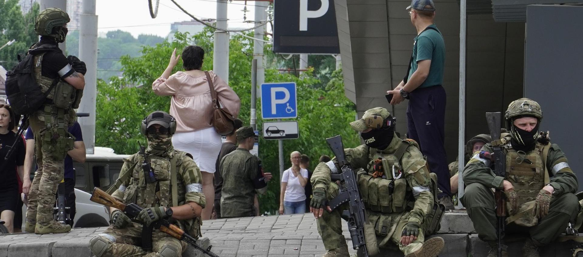 Militares del grupo mercenario Wagner vigilan la ciudad de Rostov, sur de Rusia