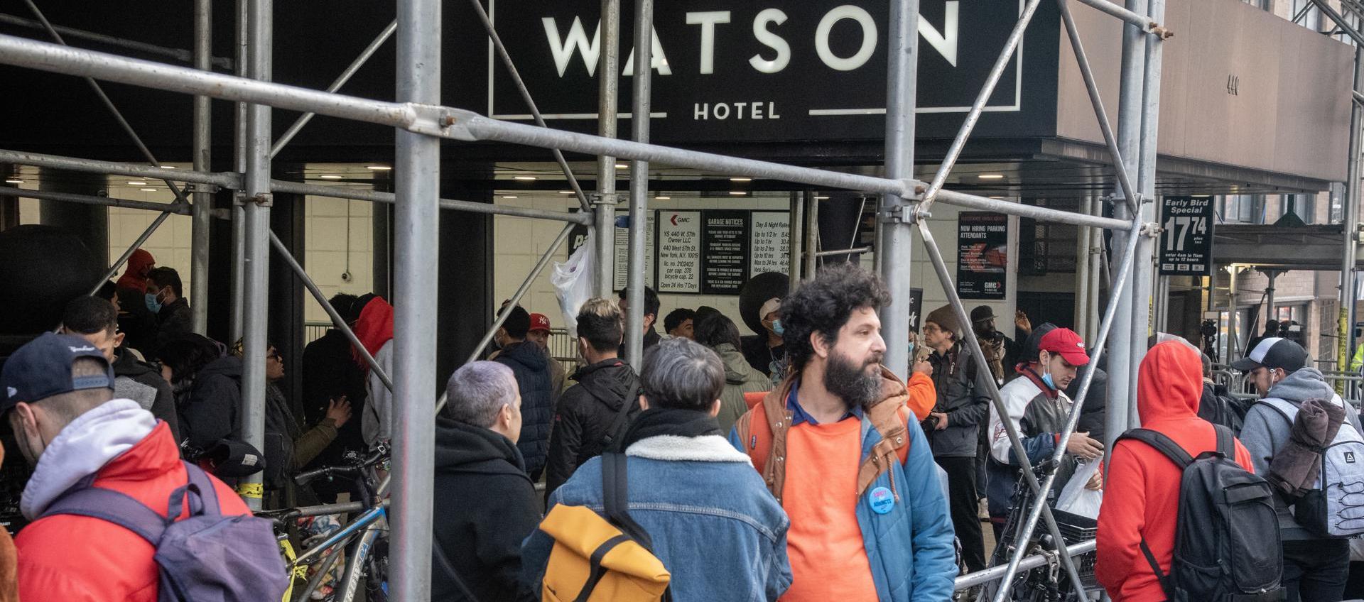  Migrantes que han estado alojados temporalmente en The Watson Hotel en Nueva York