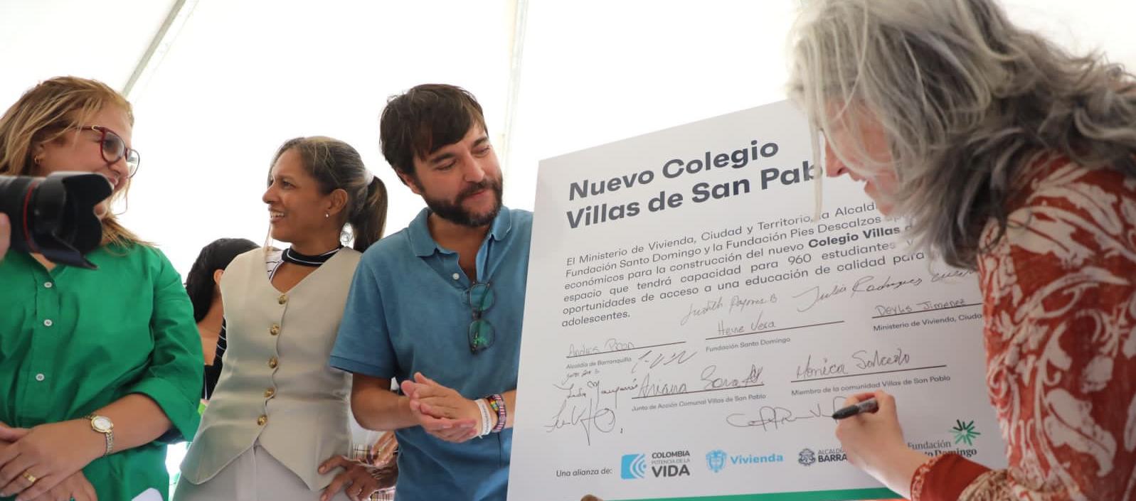 La ministra de Vivienda, Catalina Velasco, firma el convenio para el nuevo colegio en Villas de San Pablo. A su lado, el alcalde Jaime Pumarejo y la secretaria de Educación, Bibiana Rincón