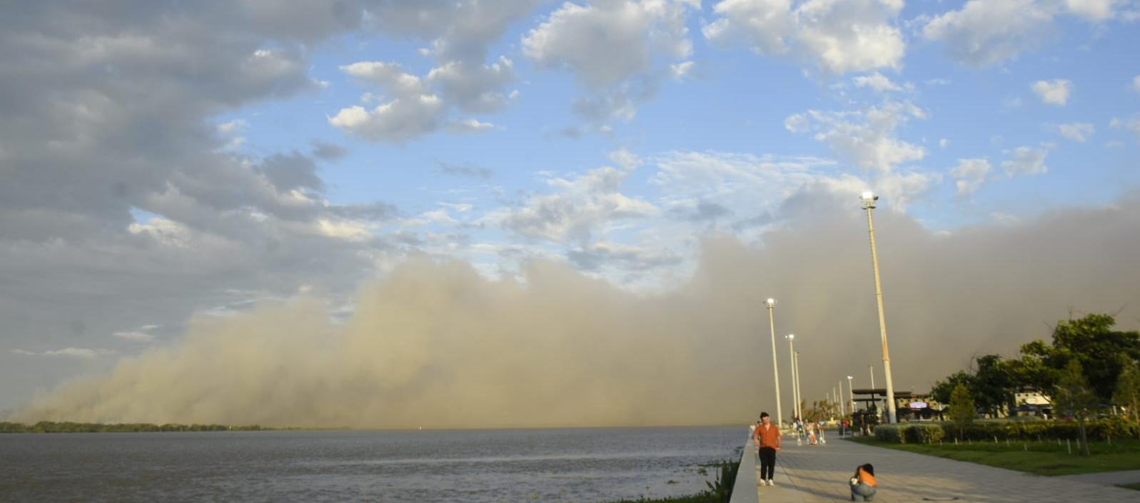 La espesa columna de humo que sale de la Isla Salamanca captada desde el Gran Malecon