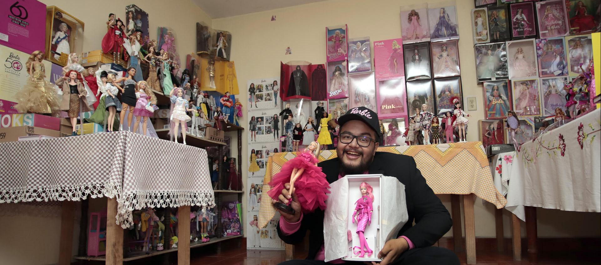 El médico mexicano Paul Sebastián Juárez con su colección de Barbie. 