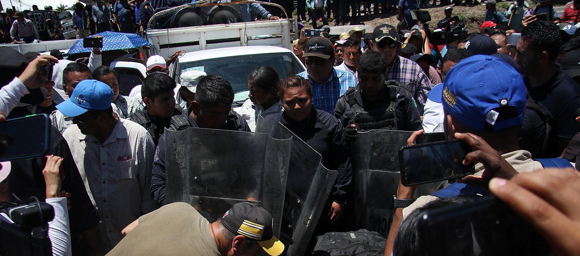 Manifestantes liberan hoy a funcionarios en el municipio de Chilpancingo en el estado de Guerrero (México).