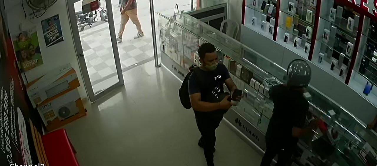 Ladrones en moto robaron tienda de tecnología en el Centro.