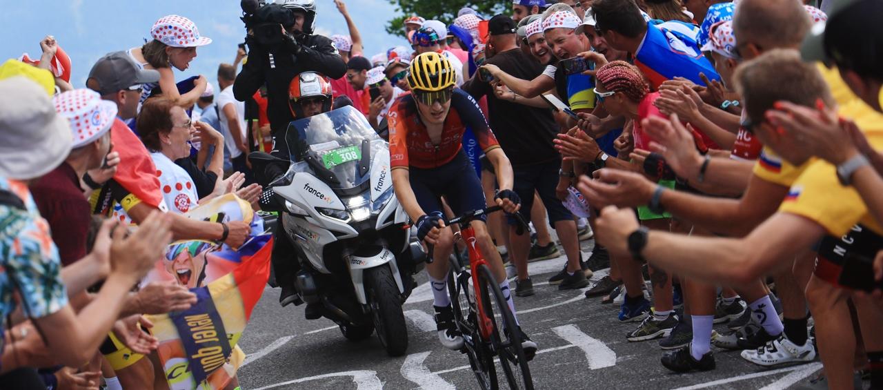 Carlos Rodríguez a bordo de su bicicleta recibiendo el apoyo de los aficionados. 