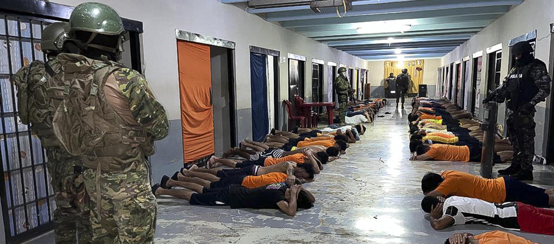 Inspección de las autoridades en la cárcel de Ecuador.