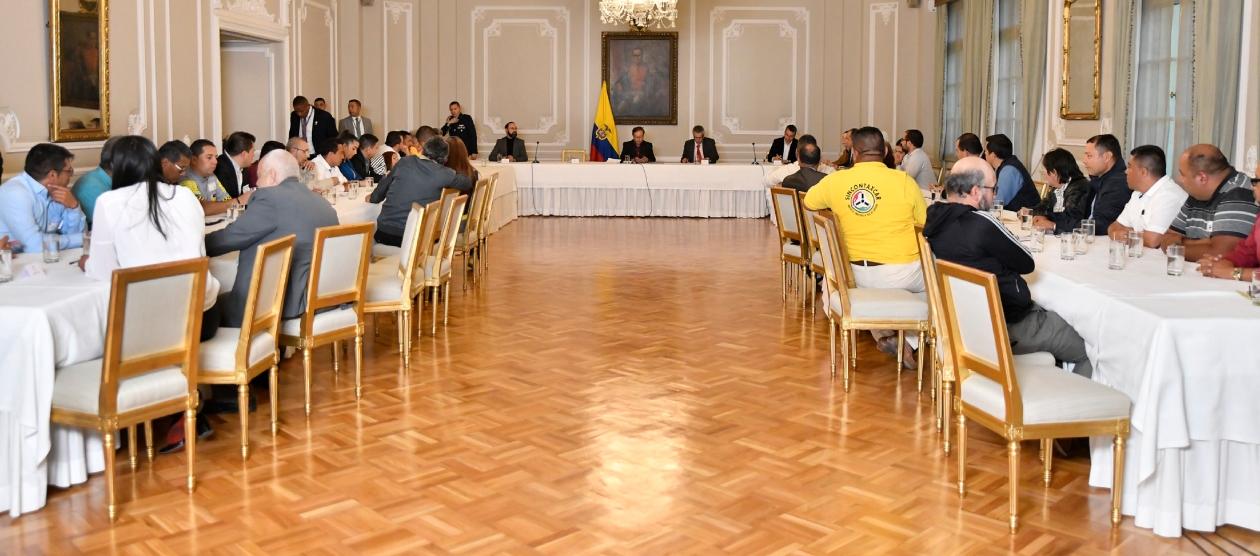Imagen de la reunión del Presidente Petro con el gremio de taxistas.