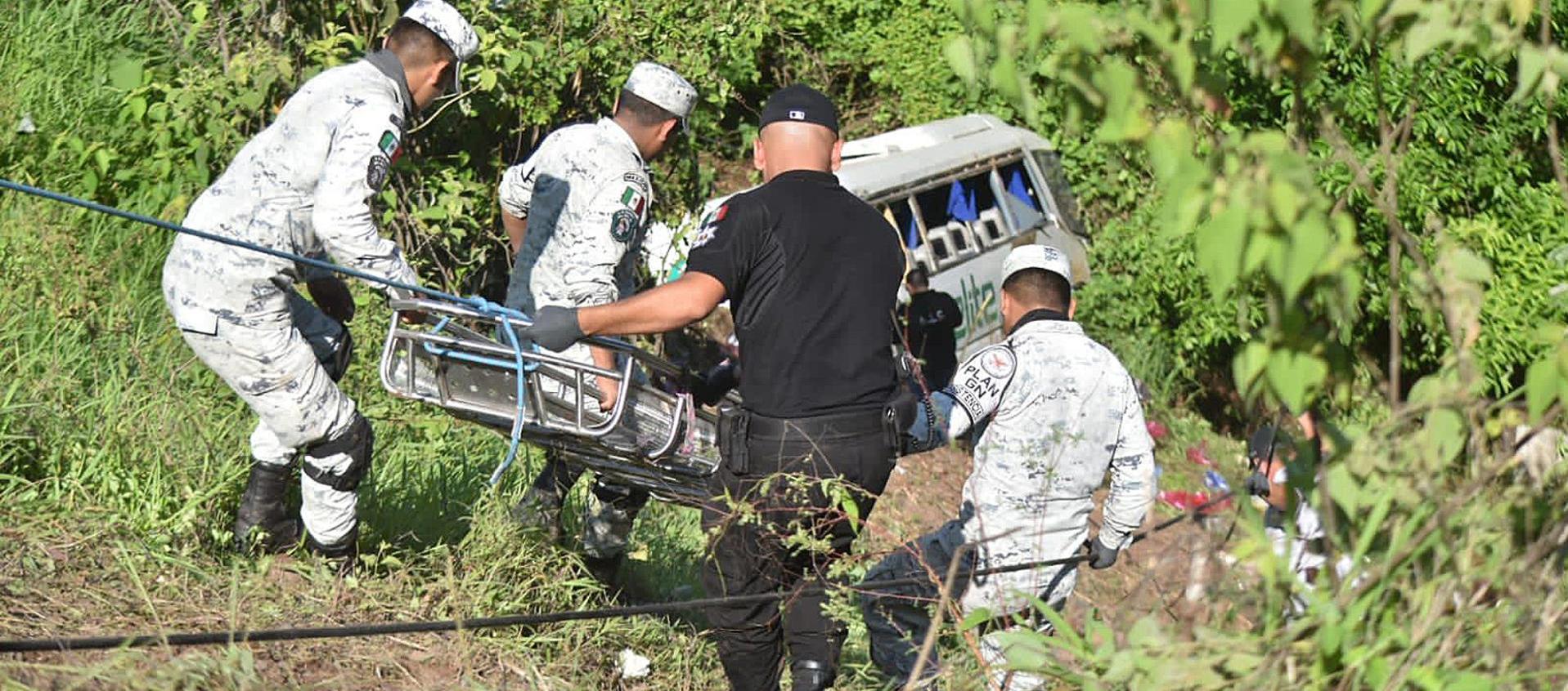 Organismos de socorro en plena labor de rescate de víctimas de un accidente de bus