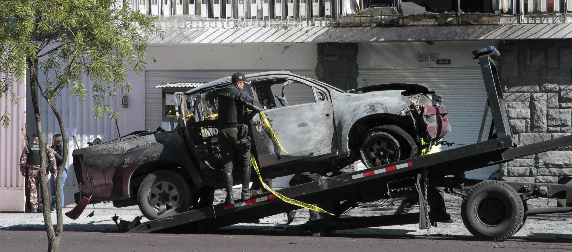 Este es el carro bomba que explotó en la madrugada de hoy jueves en las afueras  del edificio del Servicio Nacional de Atención Integral a Personas Privadas de Libertad, en Quito.