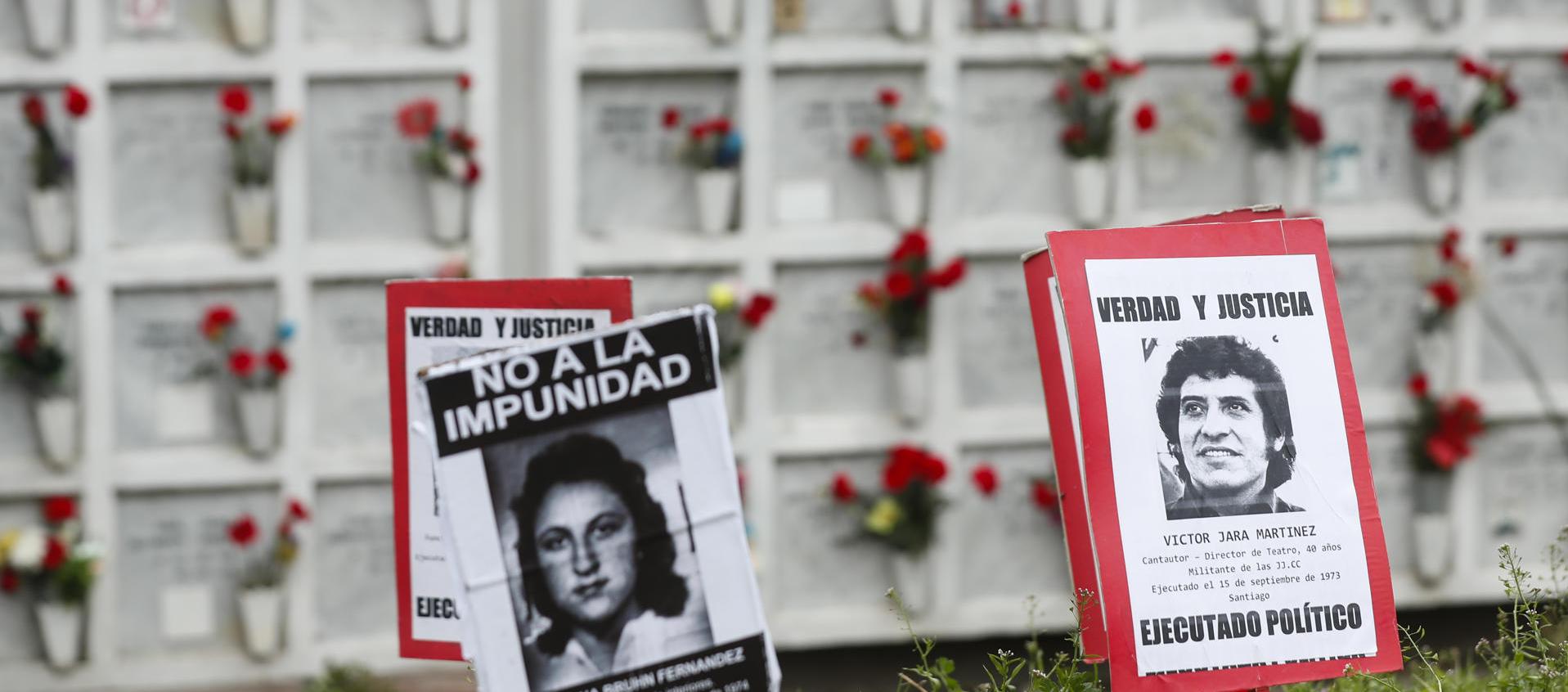 Fotografía de una imagen del cantautor chileno Víctor Jara ubicada en uno de los memoriales en honor a las víctimas durante la dictadura de Augusto Pinochet