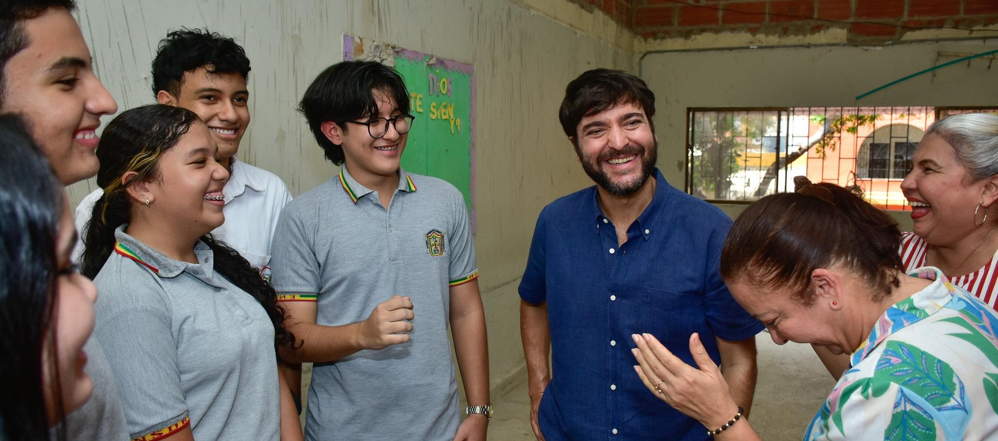El alcalde Jaime Pumarejo, directivos y estudiantes de la Escuela Normal 