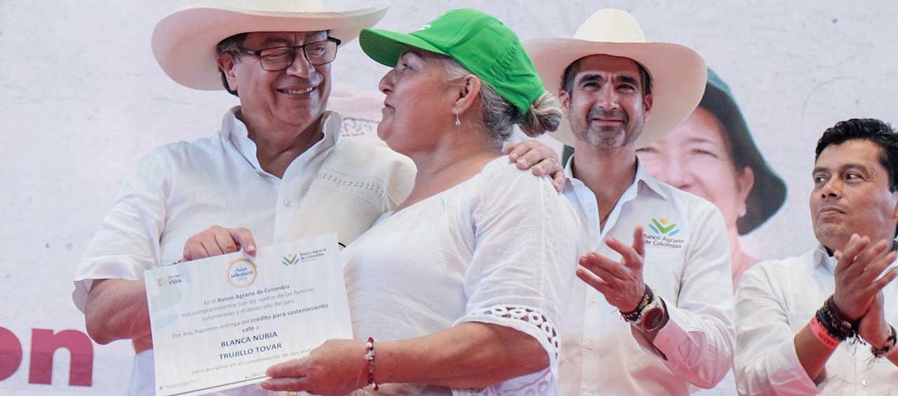  El Presidente Petro entregó a mujeres y jóvenes rurales de Pitalito (Huila) créditos del Banco Agrario para para fortalecer la economía popular