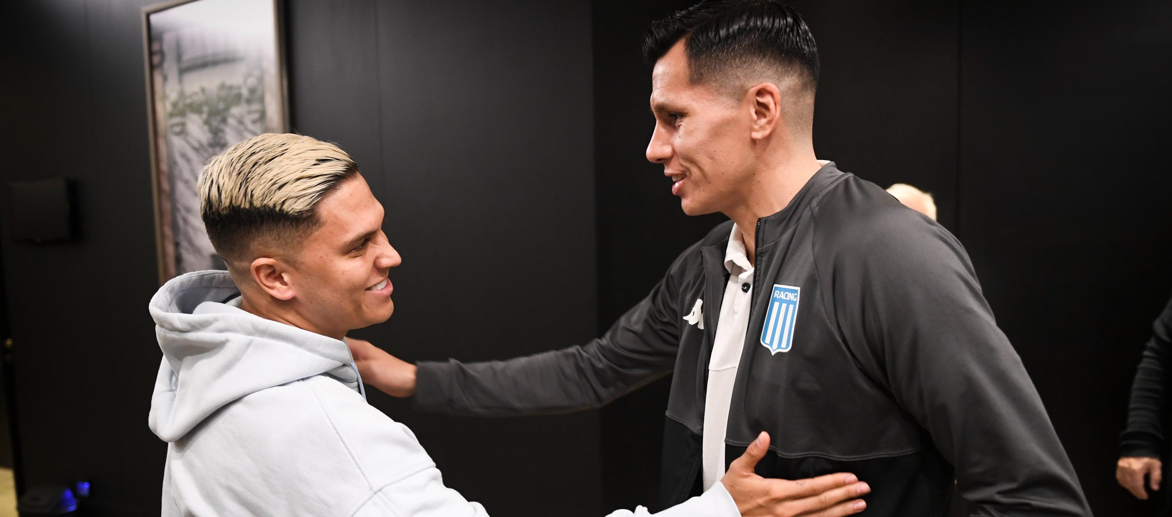 Juan Fernando Quintero se saluda con Leonardo Sigali tras su llegada a Racing.