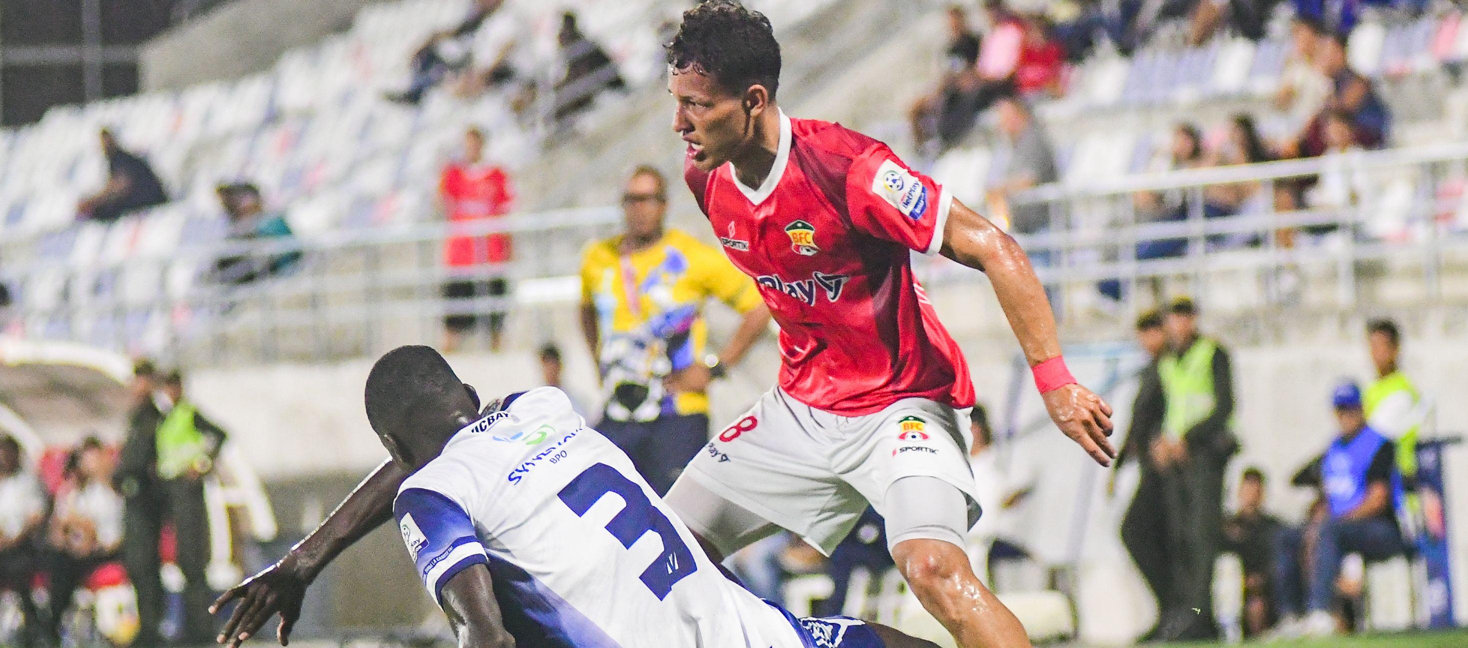 Carlos Cantillo, autor del segundo gol del Barranquilla FC, disputa el balón con Jhonier Alomia. 