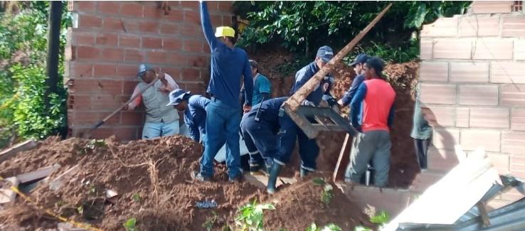 Rescatistas en la vivienda en cuyo interior murieron 4 personas en Antioquia