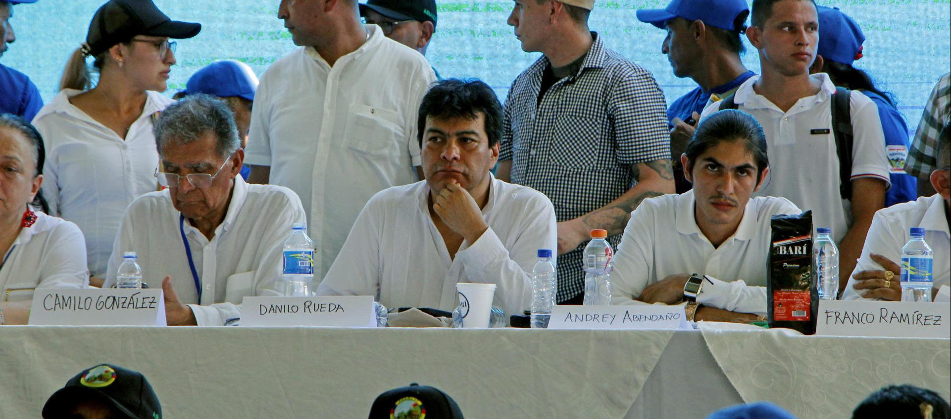 El vocero de EMC, Andrey Avendaño (d); el alto comisionado para la paz de, Danilo Rueda (c), y Camilo González (i), coordinador delegado por el Gobierno. 