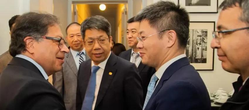 El Presidente Gustavo Petro, reunido con miembros del consorcio chino que participará en la construcción del Metro de Bogotá.