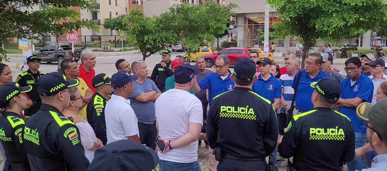 Reunión de las autoridades con la comunidad de Alameda del Río. 