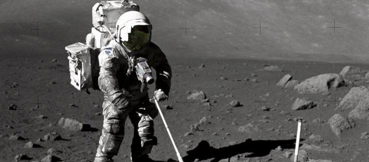 El astronauta del Apolo 17 Harrison Schmitt en 1972, cubierto de polvo lunar.