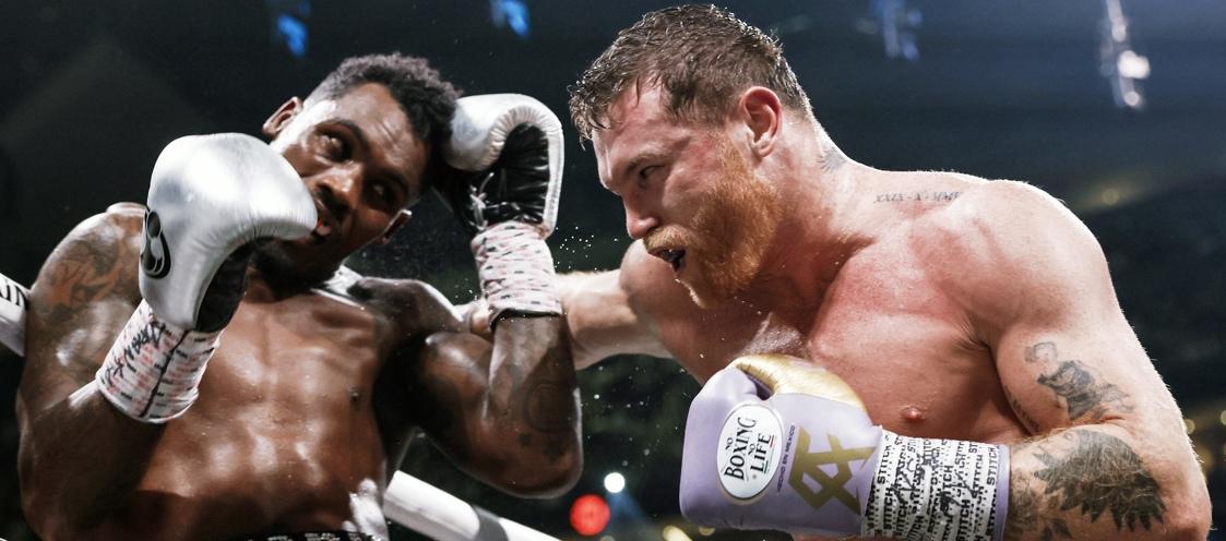 'Canelo' Álvarez golpea la humanidad de Jermell Charlo durante la pelea celebrada en Las Vegas. 