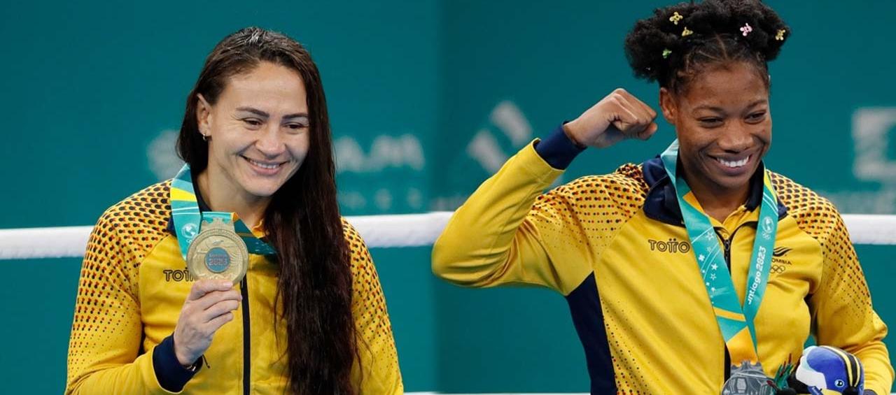 Yeni Arias y Angie Valdez, boxeadoras colombianas, medalla de oro y plata en Santiago 2023. 