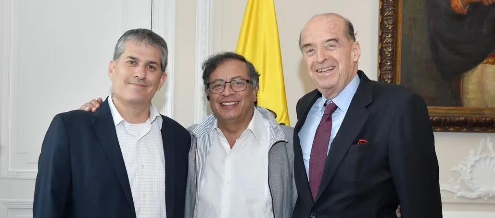El embajador de Israel en Colombia, Gali Dagan, el Presidente Gustavo Petro y el canciller Álvaro Leyva.