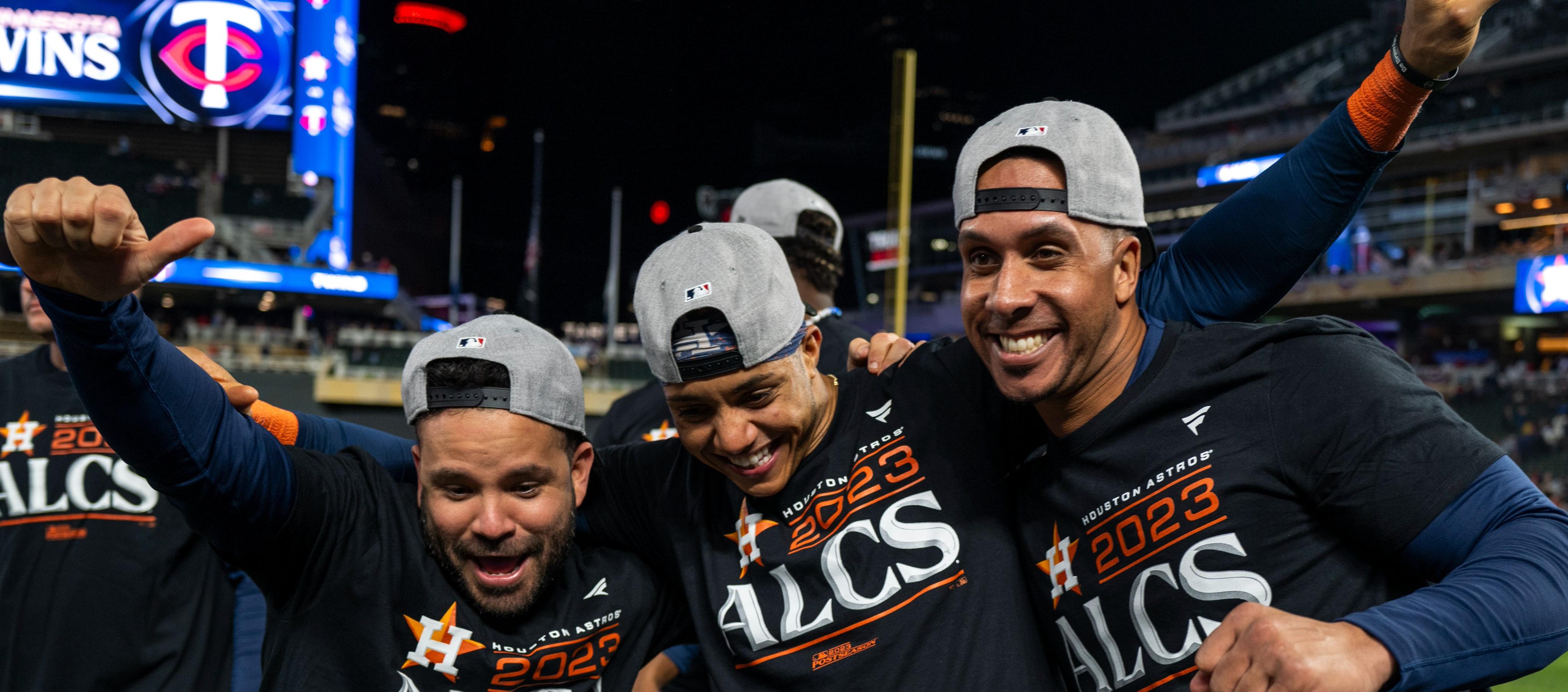 José Altuve, Jeremy Peña y Michael Brantley celebran la clasificación de los Astros de Houston.