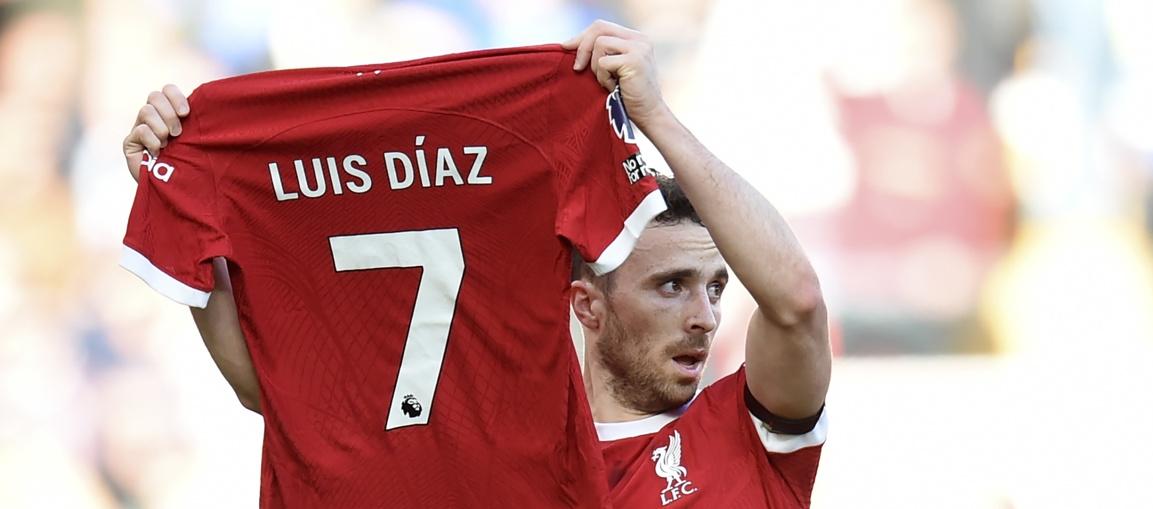 Diogo Jota celebró con la camiseta de Luis Díaz su gol ante el Nottingham Forest.