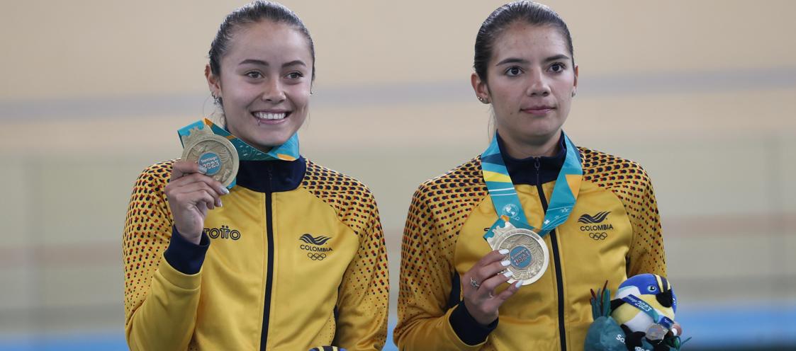 Las colombianas Lina Rojas y Lina Hernández, ganadoras de la medalla de oro en el madison. 