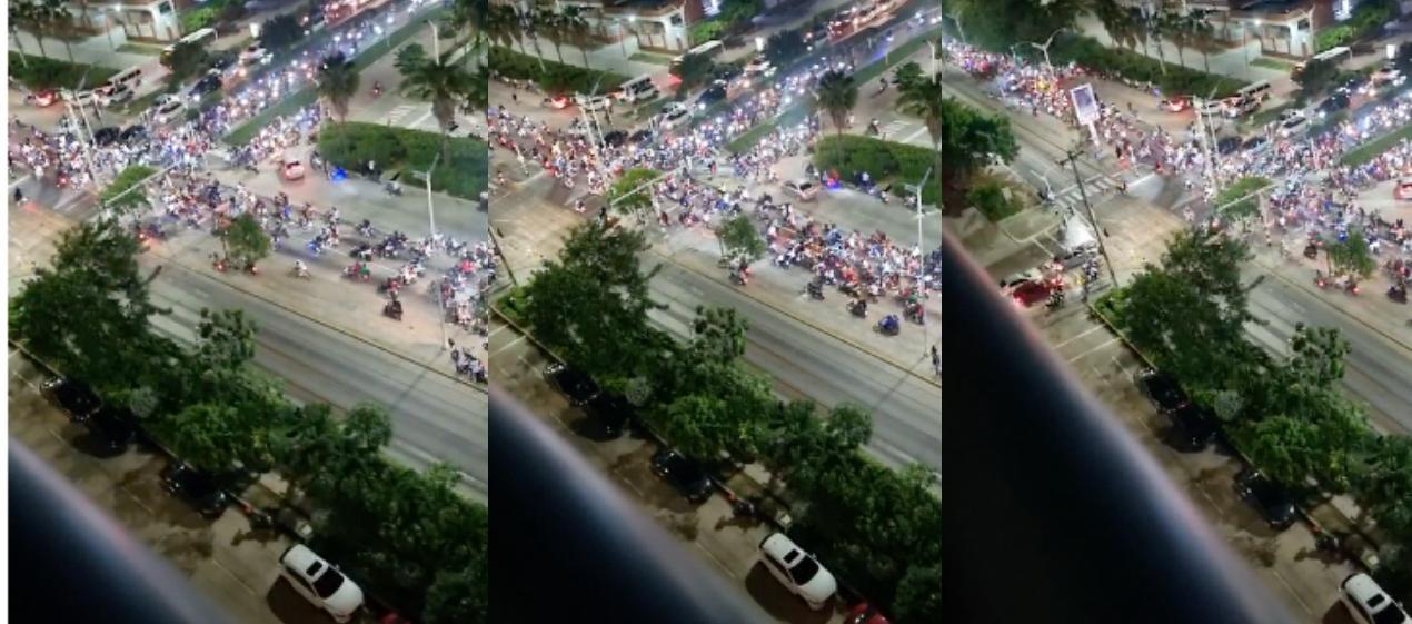 Caravanas de motociclistas en el norte de Barranquilla en la noche del sábado. 