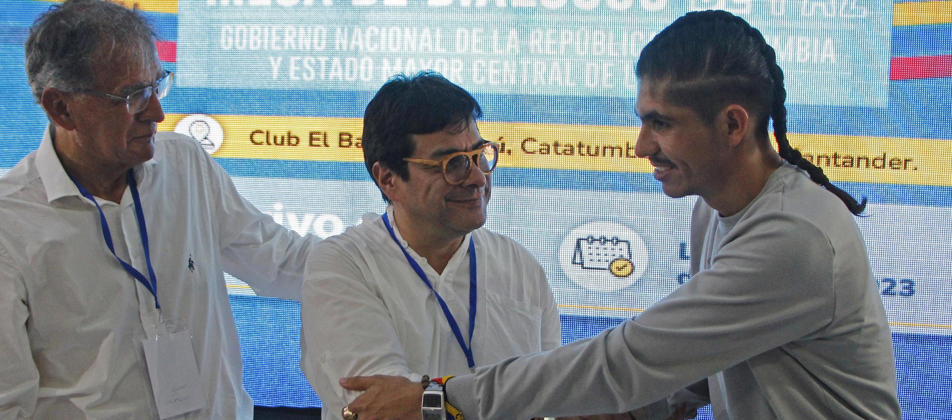 Camilo González Posso (izquierda) con Danilo Rueda (centro) y Andrey Avendaño (derecha) en octubre de 2023.