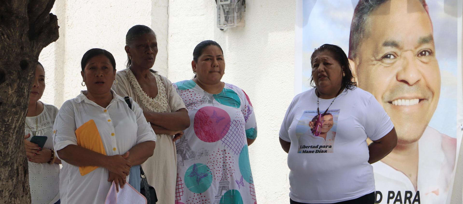 Familiares y vecinos de Luis Díaz en Barrancas, La Guajira. 